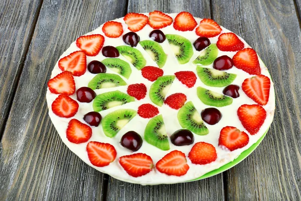 Homemade sweet pizza with fruits on wooden table, close up — Stock Photo, Image