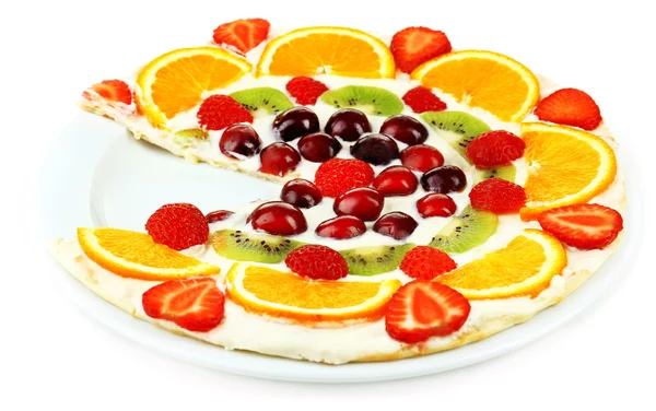 Домашняя сладкая пицца с фруктами, изолированными на белом — стоковое фото