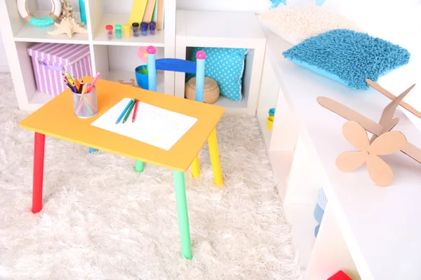 Nowoczesny pokój zabaw dla dzieci z tabeli jasny — Zdjęcie stockowe