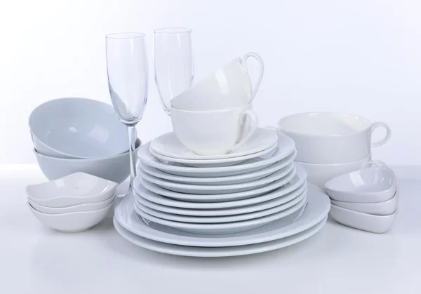 Conjunto de pratos brancos isolados em branco — Fotografia de Stock