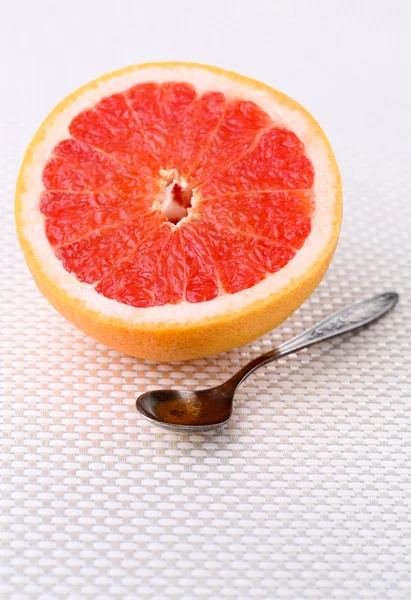 De helft van grapefruit op lichte achtergrond — Stockfoto