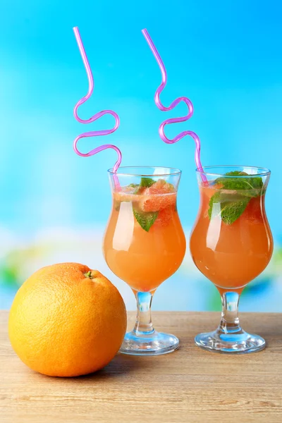 Grapefruitový koktejl koktejl slámou na světlé pozadí — Stock fotografie
