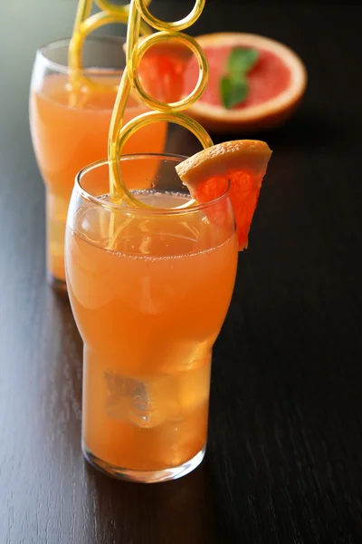 Grapefruit cocktail in bril op houten achtergrond — Stockfoto