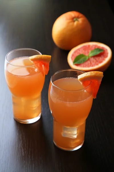 Grapefruit cocktail in bril op houten achtergrond — Stockfoto