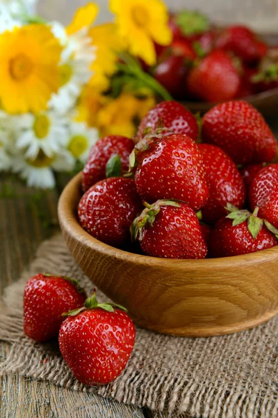 Ripe sweet strawberries in bowl on table close-up — Stock Photo, Image