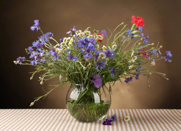 Prachtige wilde bloemen in vaas op tafel — Stockfoto