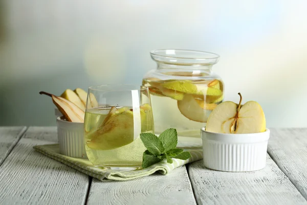 Sangria-Getränk in Glas und Glas auf Holzgrund — Stockfoto