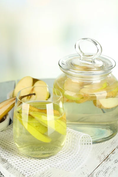 Sangria-Getränk in Glas und Glas auf Holztisch, auf hellem Hintergrund — Stockfoto