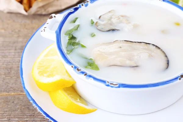 Lekkere soep met oesters op houten tafel — Stockfoto