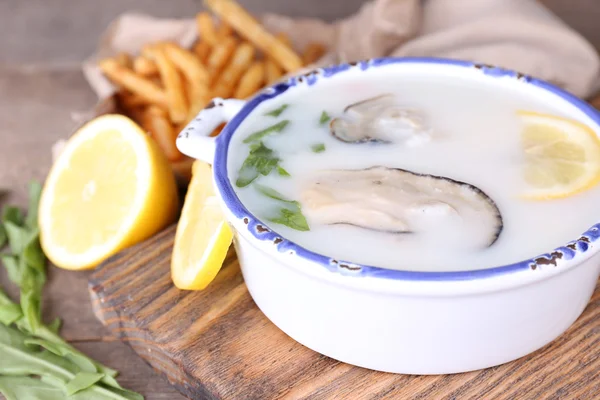 Lekkere soep met oesters op houten tafel — Stockfoto