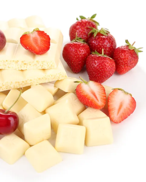 Weiß gehackte Schokolade mit frischen Beeren, isoliert auf weiß — Stockfoto