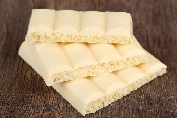 Białej czekolady na kolor drewniane tła — Zdjęcie stockowe