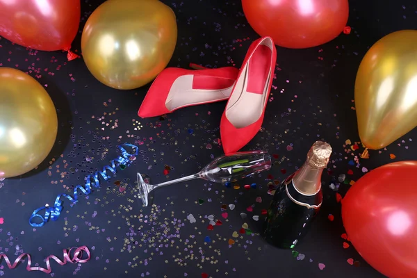 Schuhe mit Konfetti, Champagner und Luftballons am Boden — Stockfoto
