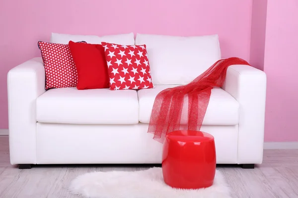 Witte sofa close-up in de kamer op roze achtergrond — Stockfoto