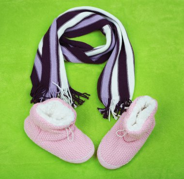 Kış eşarp ve renkli arka plan üzerinde ayakkabı