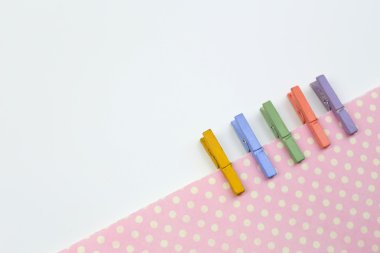 renkli ahşap pimleri ve kağıt ile arka plan