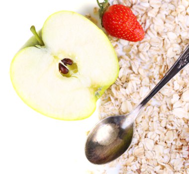 elma ve çilek ile üzerine beyaz izole, yulaf ezmesi ve vintage kaşık 