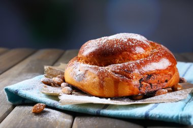 Lezzetli kek masaya koyu arka plan üzerine