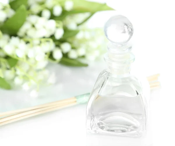 Perfume en hermosa botella aislada en blanco — Foto de Stock