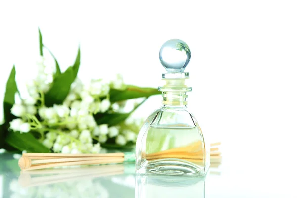Parfum in mooie fles geïsoleerd op wit — Stockfoto