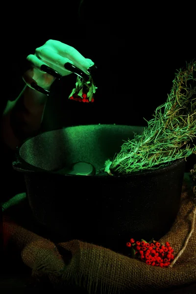 Hexe im gruseligen Halloween-Labor auf dunklem Hintergrund — Stockfoto