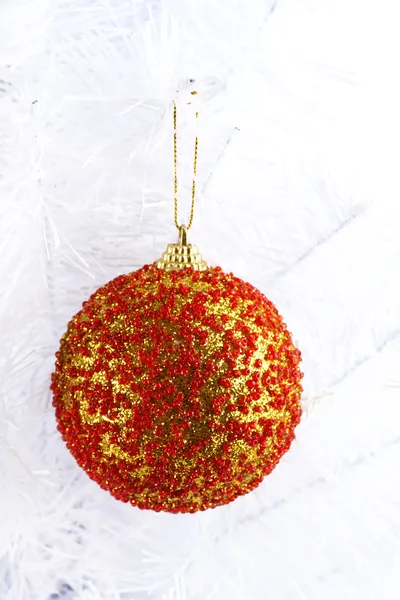 Brinquedo de Natal na árvore de Natal branca de neve close-up isolado no branco — Fotografia de Stock