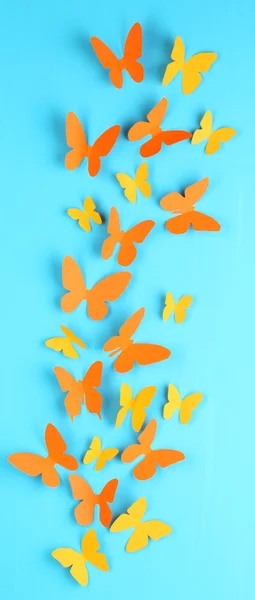 Papillons en papier sur fond de carton en bois bleu — Photo