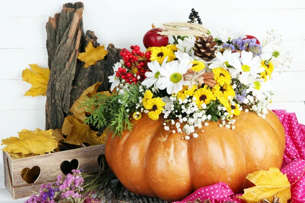 Belle composition d'automne en citrouille avec boîte décorative sur table sur fond en bois — Photo