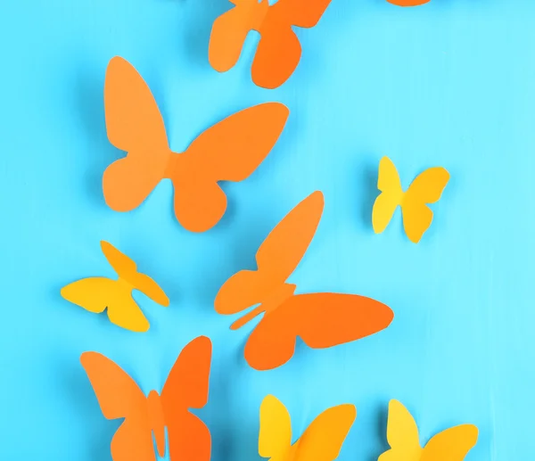 Papillons en papier sur fond de carton en bois bleu — Photo