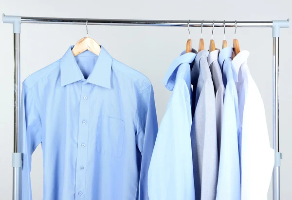 Office mannelijke kleding op hangers, op grijze achtergrond — Stockfoto