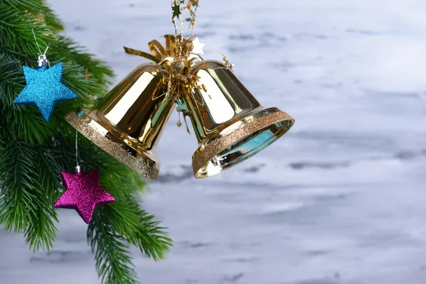 Колокола с рождественскими украшениями на деревянном фоне — стоковое фото