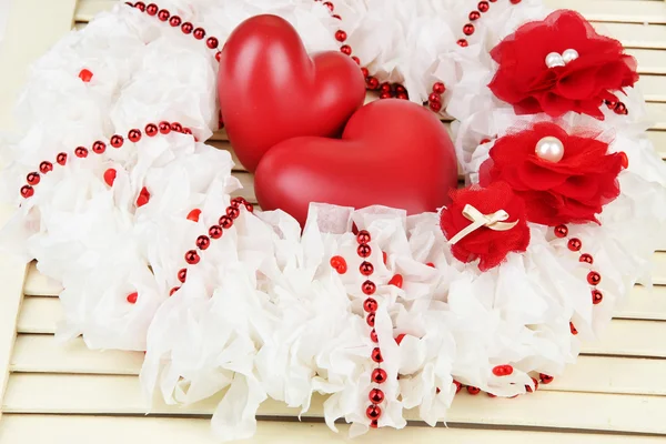 Grinalda decorativa com corações em fundo de madeira — Fotografia de Stock