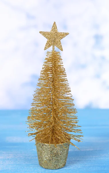 Decoratieve kerstboom geïsoleerd op wit — Stockfoto