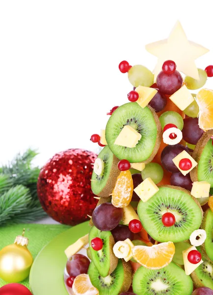 Albero di Natale di frutta sul tavolo su sfondo bianco — Foto Stock