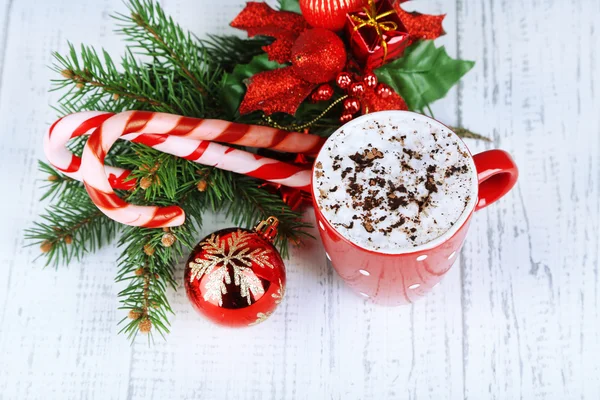 Warme chocolademelk met slagroom in kleur mok, op tafel, op Kerstmis decoratie achtergrond — Stockfoto