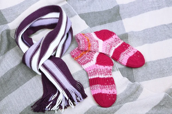 Winter scarf and socks,  on color background — Stock Photo, Image