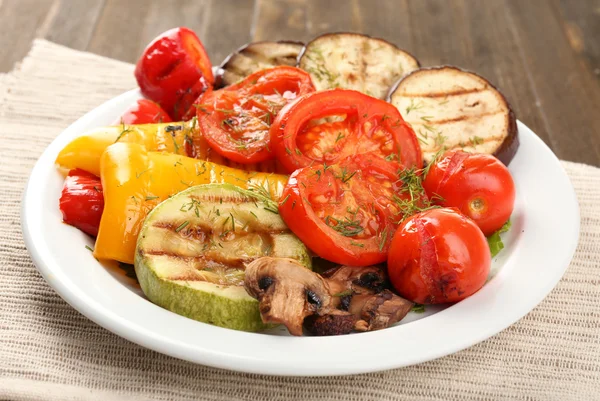 Delicious grilled vegetables on plate on table close-up — Stock Photo, Image