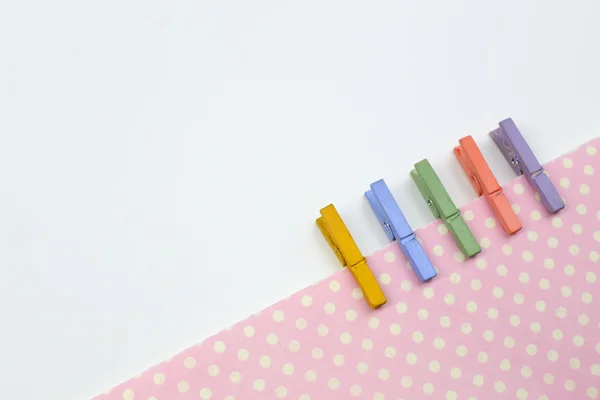 Abstrait avec des épingles en bois colorés et papier — Stockfoto