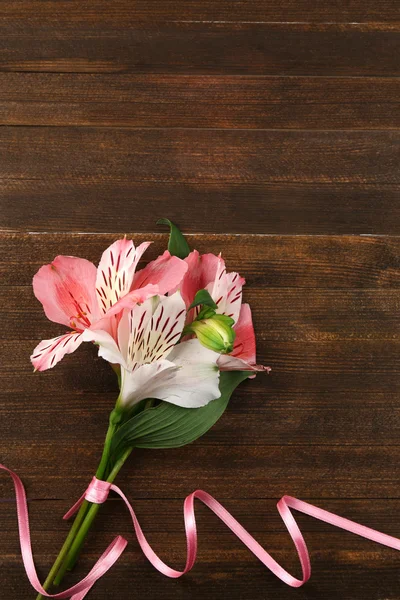Красивые цветы Альстромерии на деревянном столе — стоковое фото