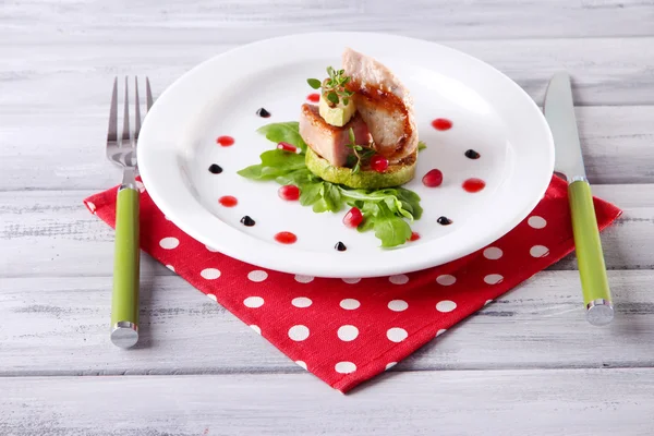 Bife grelhado, legumes grelhados e rúcula na mesa, sobre fundo brilhante — Fotografia de Stock