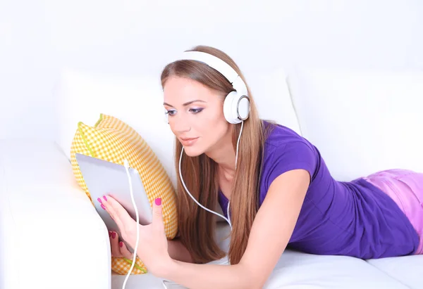Hermosa chica con PC tableta y auriculares . —  Fotos de Stock