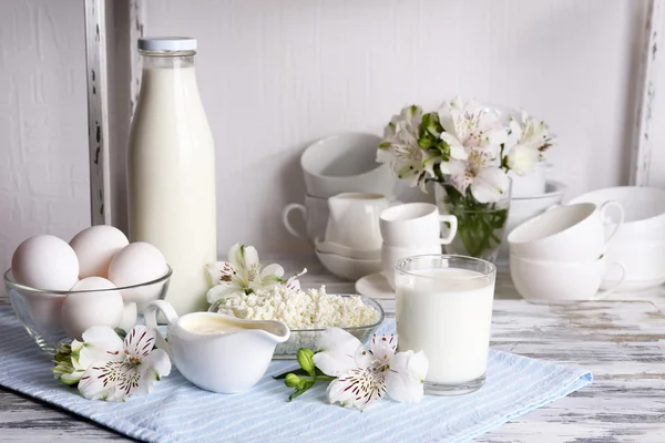 Bodegón con sabrosos productos lácteos en la mesa — Foto de Stock