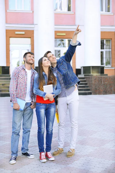 Estudiantes cerca de universidad — Foto de Stock