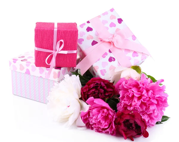 Hermosas peonías y cajas de regalo, aisladas en blanco — Foto de Stock