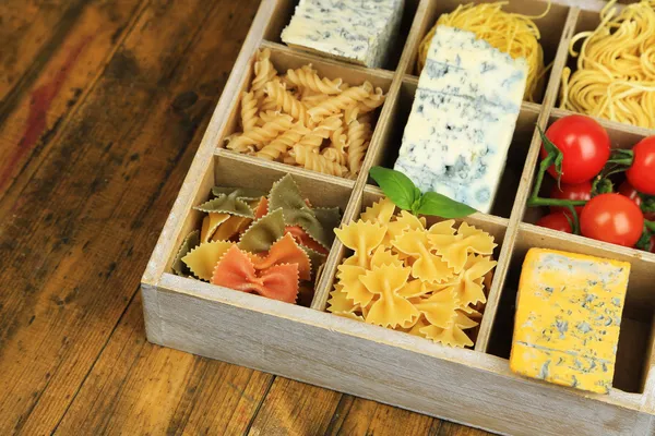 Italiaanse producten in houten doos op tabel close-up — Stockfoto