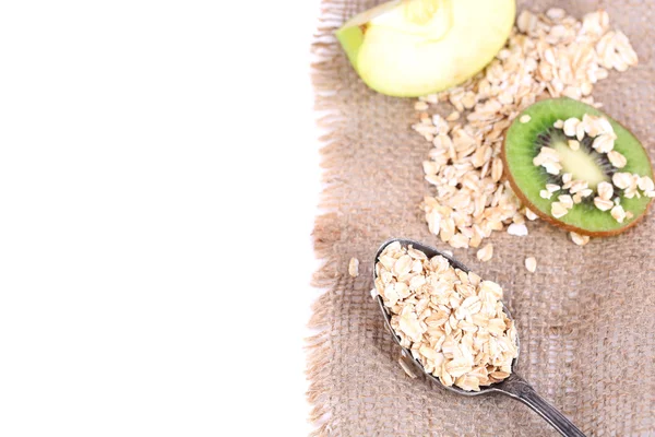 Appel, kiwi fruit met havermout en vintage lepel geïsoleerd op wit — Stockfoto