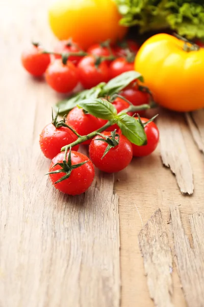 Tomates cherry frescos en mesa de madera vieja — Foto de Stock