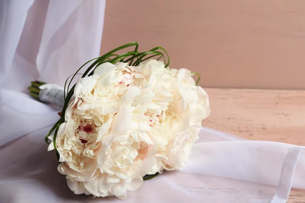 Mooie bruiloft boeket op een houten achtergrond kleur — Stockfoto