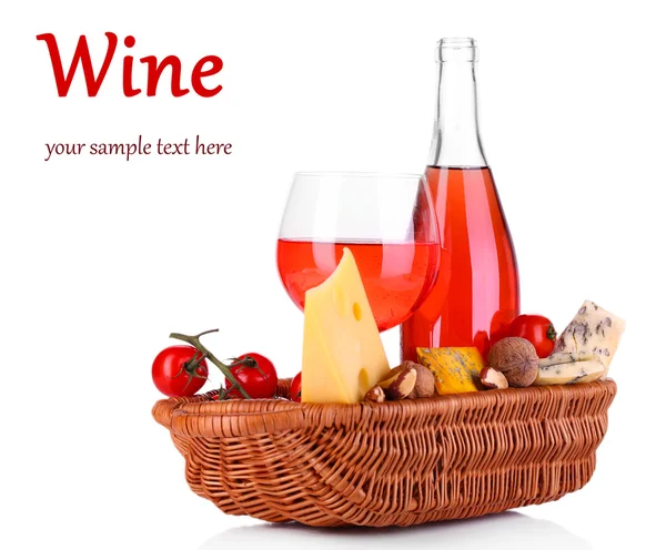 Розовое вино и различные виды сыра изолированы на белом — стоковое фото
