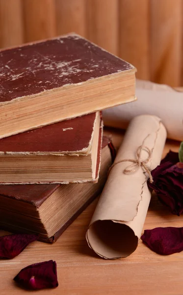 Livros antigos na mesa sobre fundo de madeira — Fotografia de Stock